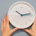 Oggi cambia, torna l’ora solare. Ecco cosa succede al nostro corpo e perché non è stata abolita