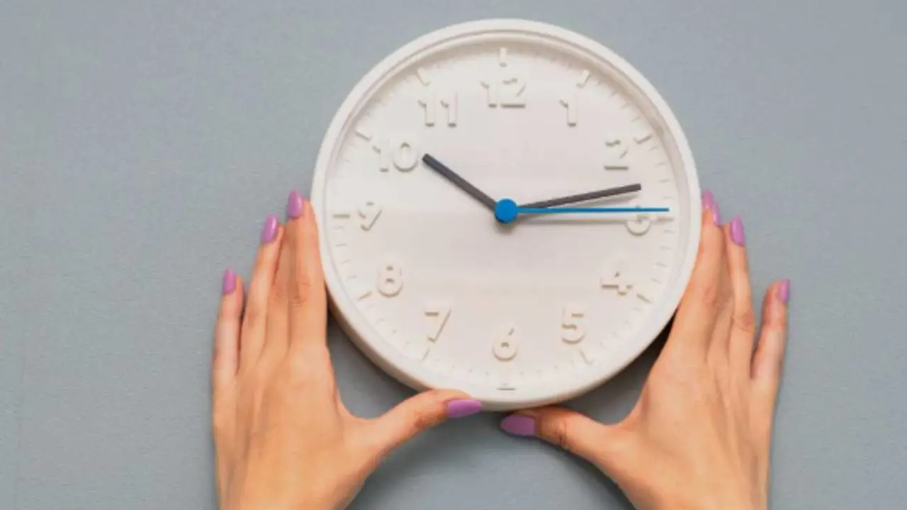 Oggi cambia, torna l’ora solare. Ecco cosa succede al nostro corpo e perché non è stata abolita