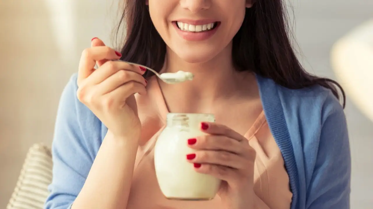 Non mangiare yogurt alla sera: ecco cosa accade al sonno e alla digestione